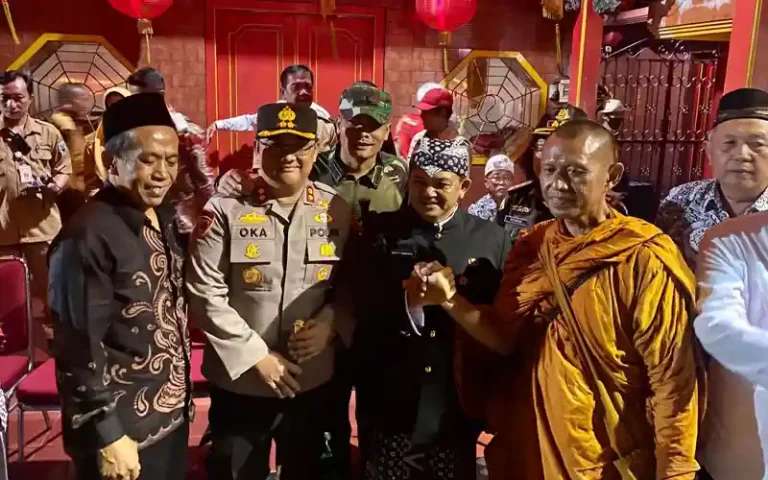 Bhikku (Bhante) dari Thailand mendapat sambutan meriah di Kelenteng Hok Tik Bio, Kabupaten Semarang. Ribuan warga Semarang berduyun-duyun untuk menyaksikan para Bhante yang melakukan ritual thudong menuju Candi Borobudur. Bhante Kanthadammo atau Bhante Wawan, salah satu anggota rombongan Bhikku, mengungkapkan terharu dan terima kasih atas sambutan hangat dari masyarakat Indonesia.