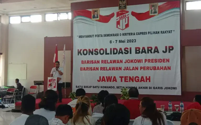 Konsolidasi Barisan Relawan Jokowi Presiden (Bara JP) Jawa Tengah memperkuat barisan menjelang pemilihan presiden 2024. Dalam konsolidasi tersebut, ketua DPD Bara JP Jateng, Sony Barata, menyatakan bahwa mereka menunggu arahan dari Presiden Jokowi mengenai calon yang akan didukung.