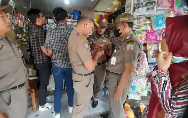 Tim Satuan Polisi Pamong Praja (Satpol PP) Kota Salatiga berhasil menemukan 18 bungkus rokok ilegal yang dikemas dalam kertas berwarna merah tanpa cukai. Satpol PP menemukan satu toko di Kalilondo yang menjual rokok ilegal tanpa cukai, barang bukti tersebut diserahkan kepada Bea Cukai Semarang.