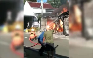 Sebuah kios di Kota Salatiga milik Sutimin terbakar akibat percikan api saat mengisi BBM minipom. Kejadian ini menyebabkan satu orang mengalami luka bakar dan dirawat di RSUD Salatiga. Pemadam kebakaran dan warga sekitar berhasil memadamkan api yang merambat ke rumah samping. Meski tidak ada korban jiwa, kerugian materiil belum bisa ditaksir karena pemilik rumah belum bisa dihubungi.