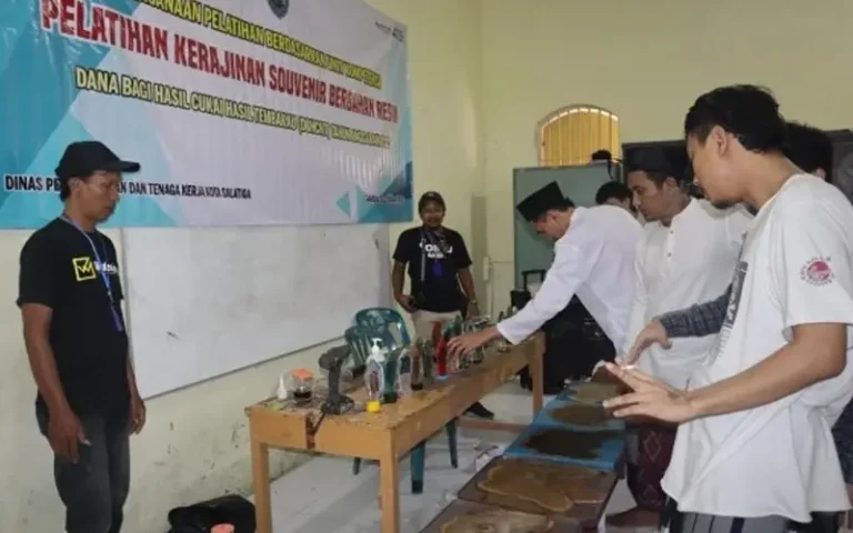 Rutan Salatiga memberikan bekal keterampilan dan pelatihan kepada Warga Binaan Pemasyarakatan (WBP) selama masa pidana dan penahanan. Andri Lesmano, Kepala Rutan Salatiga menyatakan bahwa mereka terus berupaya memberikan pelatihan agar WBP memiliki keterampilan yang dapat dimanfaatkan di masa depan. Pelatihan yang diberikan meliputi pembuatan souvenir dari bahan resin, menyulam, merajut, menjahit, dan pelatihan membuat kue.