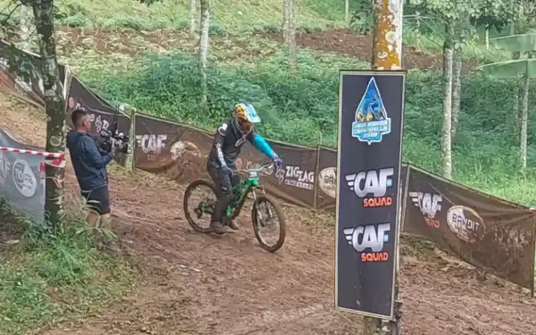 Trek Salib Putih Downhill Track Kota Salatiga Jawa Tengah menjadi tuan rumah Java Series Downhill 2023 yang dihadiri oleh para pembalap dari berbagai kota di Indonesia, termasuk dari Malaysia. Terdapat 236 pembalap yang ikut serta dalam ajang ini, mulai dari yang masih pemula hingga senior