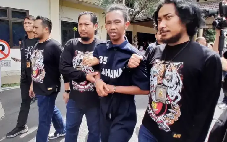 Tim Resmob Satreskrim Polrestabes Semarang berhasil menangkap tersangka utama dalam kasus mayat yang ditemukan di depo air isi ulang AHS Arga Tirta, Jalan Mulawarman Raya, Kelurahan Kramas, Tembalang, Semarang. Tersangka bernama Husen ditangkap saat berusaha melarikan diri ke Banjarnegara dan saat ini tengah menjalani pemeriksaan di Mapolrestabes Semarang.