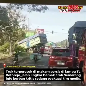 #infokejadian #UpdateLalin 25/05/2023 08.20 | Terjadi insiden truk muatan terperosok masuk ke makam persis di samping lampu TL Botorejo, jalan lingkar Demak, jalur arah Semarang. Bagian kabin truk ringsek dan informasi korban kritis sedang dalam evakuasi tim medis.