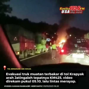 Dilaporkan terjadi insiden truk muatan terbakar lokasi di tol Semarang ABC KM425 ruas Krapyak arah Jatingaleh. Video kejadian diatas direkam pukul 05.10 pagi, informasi truk muatan sesuatu yang mudah terbakar.