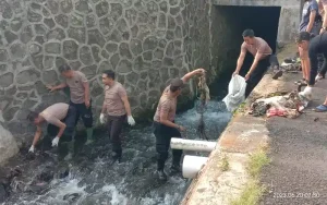 Bahu Membahu, Warga dan Relawan serta Anggota Polres Salatiga Bersihkan Sungai Jetis Salatiga