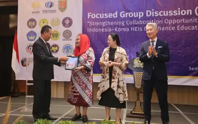 Wali Kota Semarang, Hevearita Gunaryanti Rahayu mendampingi Ketua DPR RI, Puan Maharani, menghadiri Forum Group Discussion (FGD) yang bertujuan untuk mengimplementasikan kerja sama antara Konsorsium 18 Universitas Indonesia dengan Pukyong National University. Acara ini diadakan di Kota Semarang pada hari Kamis (22/6/2023) dan dihadiri oleh beberapa anggota DPR-RI, termasuk Dr. Jang Youngsoo, Presiden Pukyong National University (PKNU) Korea, Prof. Dr. S Martono, MSi, Rektor UNNES, dan para Rektor PTN Mitra Pukyong National University.