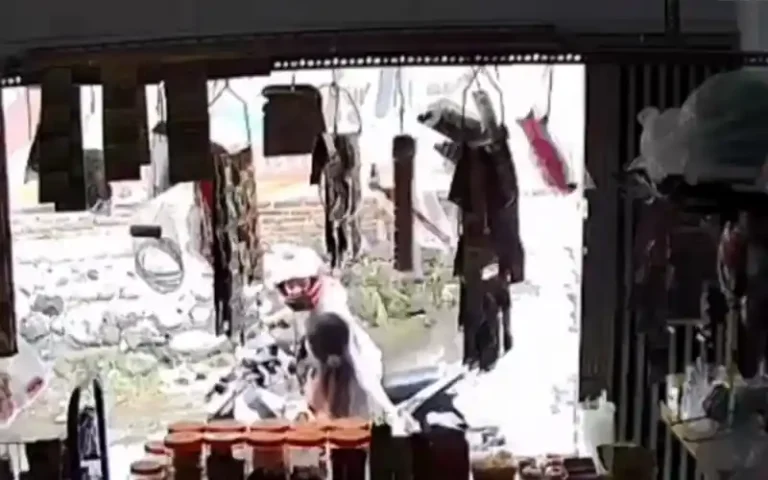 Dua wanita di Ungaran, Kabupaten Semarang menjadi korban tindak asusila berupa begal payudara oleh pelaku tak dikenal. Aksi tersebut terjadi di kawasan Sembungan, Ungaran Barat dan terekam oleh kamera CCTV. Kejadian ini merupakan peristiwa kedua setelah serupa terjadi di Kelurahan Genuk. Polisi sedang menyelidiki kasus ini dan mengimbau masyarakat agar waspada.