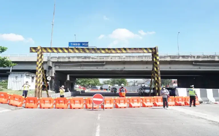 Rekayasa lalu lintas di jembatan Tol Kaligawe Semarang dilakukan oleh Polrestabes Semarang sebagai langkah awal dalam pembangunan proyek Tol Semarang-Demak. Pengguna jalan diharapkan menggunakan jalur alternatif untuk menghindari kemacetan. Sosialisasi lebih lanjut perlu dilakukan agar masyarakat memahami aturan dan menghindari antrian panjang. Baca artikel ini untuk informasi lebih lanjut tentang rekayasa lalu lintas dan jalur alternatif yang disarankan.