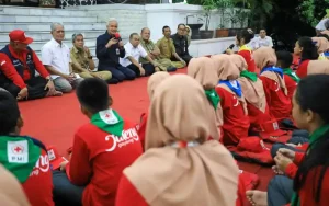 Gubernur Jawa Tengah, Ganjar Pranowo, melepas kontingen Palang Merah Remaja (PMR) Jateng menuju Lampung. Para pelajar ini akan mengikuti Jumbara Nasional IX yang akan diselenggarakan di Lampung Selatan pada tanggal 2-10 Juli 2023. Ganjar secara personal menanyakan kesiapan mereka untuk mengikuti acara Jumbara Nasional.
