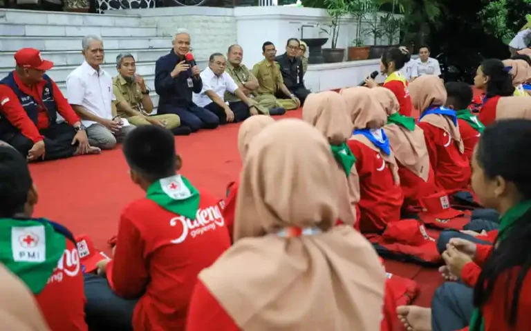 Gubernur Jawa Tengah, Ganjar Pranowo, melepas kontingen Palang Merah Remaja (PMR) Jateng menuju Lampung. Para pelajar ini akan mengikuti Jumbara Nasional IX yang akan diselenggarakan di Lampung Selatan pada tanggal 2-10 Juli 2023. Ganjar secara personal menanyakan kesiapan mereka untuk mengikuti acara Jumbara Nasional.
