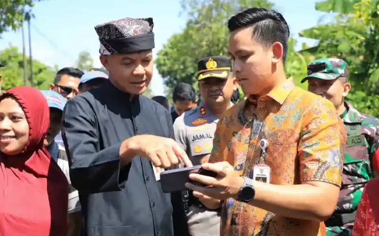 Gubernur Jawa Tengah, Ganjar Pranowo, meninjau hasil perbaikan jalan di Kabupaten Kendal. Perbaikan jalan tersebut dilakukan menggunakan anggaran bantuan dari Pemerintah Provinsi Jawa Tengah. Ganjar Pranowo berharap perbaikan jalan ini akan terus dilakukan dan memberikan manfaat bagi masyarakat.