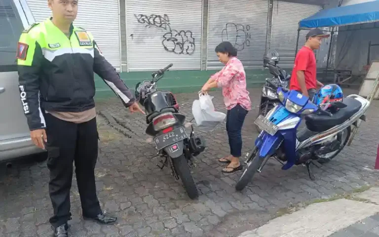 Pengendara motor Mihrad Nurbiyanto (62) mengalami luka akibat kecelakaan di Jalan Hasanudin depan Gereja Bethel Kelurahan Mangunsari Kecamatan Sidomukti Kota Salatiga. Dalam kejadian ini, sepeda motor dan pejalan kaki terlibat, serta melibatkan mobil angkota.