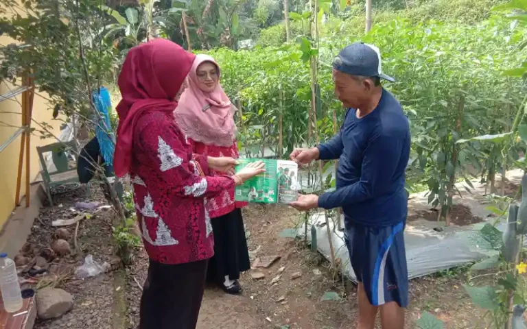 Menghindari kejadian tahun lalu, guru-guru dan kepala sekolah di SD Negeri Sugihan 03 Tengaran, Kabupaten Semarang dengan semangat membagikan brosur pendaftaran peserta didik baru (PPDB) kepada warga sekitar. Dalam upaya untuk mendapatkan siswa baru pada tahun ajaran 2023, mereka melakukan pendekatan door to door.