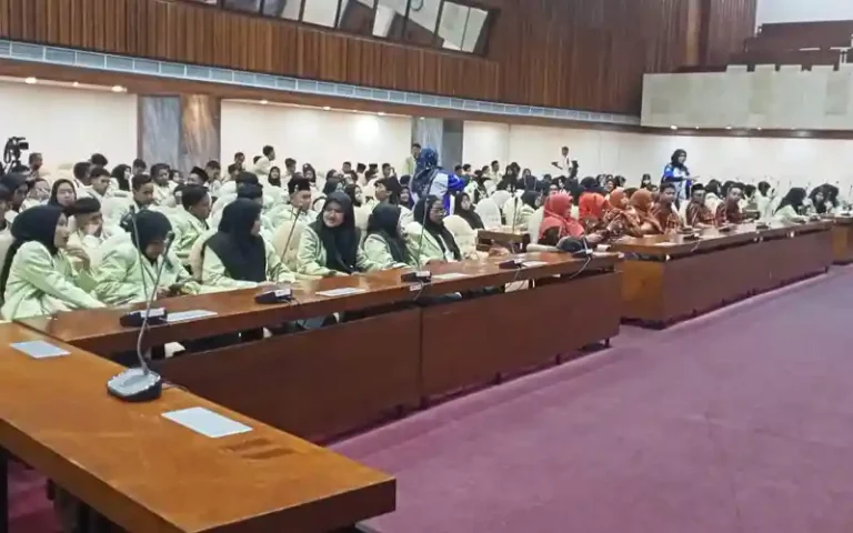 Mengetahui pentingnya meningkatkan wawasan legislatif, ratusan mahasiswa fakultas syariah Prodi HKI mengunjungi Dewan Perwakilan Rakyat Republik Indonesia. Kunjungan ini bertujuan untuk meningkatkan pengetahuan dan animo sarjana hukum dalam bidang legislatif serta memahami tugas pokok fungsi DPR RI. Bekerjasama dengan perwakilan fraksi PKB DPR RI, kegiatan ini juga mendorong alumni fakultas syariah UIN Salatiga untuk berkontribusi dalam proses legislasi di masa depan.