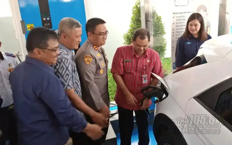 PLN Unit Induk Distribusi (UID) Jateng DIY telah memperkenalkan Stasiun Pengisian Kendaraan Listrik Umum (SPKLU) di area kantor PLN Unit Layanan Pelanggan (ULP) Ungaran, Kabupaten Semarang. Tujuan dari inisiatif ini adalah untuk mendukung pencapaian netralitas karbon pada tahun 2060 dan mengatasi keraguan masyarakat terhadap kendaraan listrik.