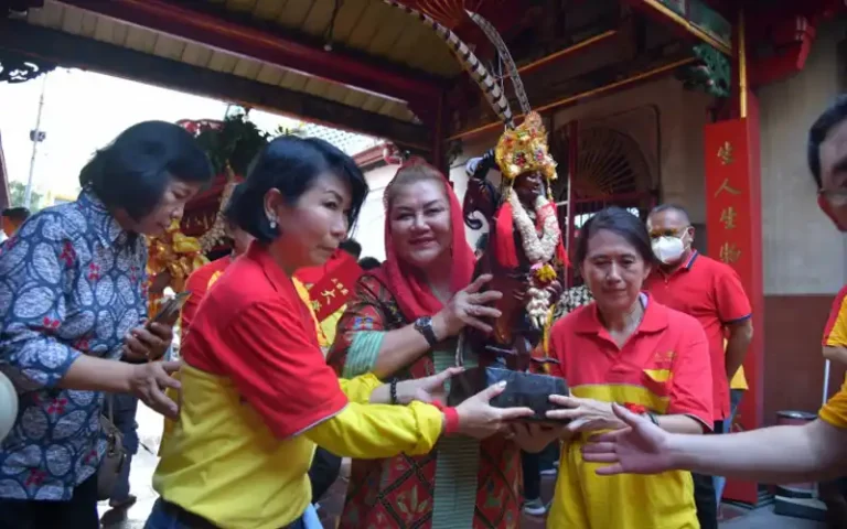 Wali Kota Semarang, Hevearita Gunaryanti Rahayu, menghadiri Kirab Budaya memperingati Hari Kedatangan Kimsin Ys Poo Seng Tay Tee ke-163 di Kota Semarang. Kirab budaya ini merupakan simbol toleransi dan saling mendukung antaragama serta golongan yang menjadi ciri khas masyarakat Kota Semarang. Kirab budaya ini juga menjadi daya tarik wisatawan dan melibatkan berbagai kegiatan seperti pengobatan gratis, pelayanan pengobatan tradisional Cina, pijat refleksi, dan donor darah.