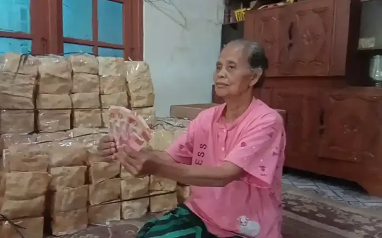 Ngatemi (80), seorang nenek penjual karak yang tinggal di RT 5/RW 1 Dusun/Desa Karangduren, Kecamatan Tengaran, Kabupaten Semarang, Jawa Tengah, mengalami nasib malang ketika uang palsu senilai Rp 5 juta berhasil menipunya. Peristiwa penipuan ini baru terungkap pada Senin (12/6/2023), ketika distributor karak hendak mengambil uang hasil penjualan.