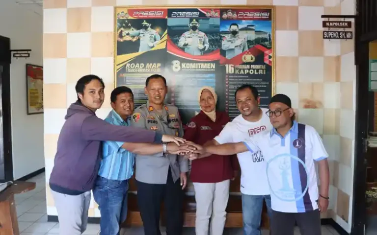 Sebuah video amatir mengenai aksi kericuhan heboh di pertandingan sepakbola viral di media sosial. Dalam video singkat berdurasi 30 detik tersebut, seorang wasit dikeroyok oleh supporter tim sepakbola yang tidak puas dengan keputusannya. Kericuhan semakin parah ketika puluhan supporter lainnya ikut terlibat dalam pemukulan terhadap sang wasit. Petugas kepolisian yang berjaga di pertandingan akhirnya harus menggunakan tembakan peringatan ke udara untuk membubarkan kerumunan massa. Peristiwa ini terjadi di Lapangan Pule, Desa Bener, Kecamatan Tengaran, Kabupaten Semarang pada Kamis (8/6/2023) sore saat laga Bener Cup II antara Putra Utama FC dan Putra Bakti FC.