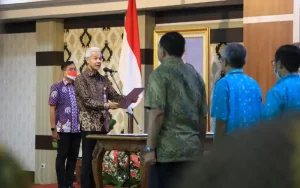 Gubernur Jawa Tengah Ganjar Pranowo mengingatkan ASN untuk menjaga integritas dalam pemerintah provinsi Jawa Tengah. Ganjar membahas prestasi Pemprov Jateng dan berpesan kepada 552 pejabat Pemprov yang dilantik. Ditekankan pentingnya setia pada pakta integritas, ideologi negara, melayani masyarakat dengan baik, dan menghindari korupsi.