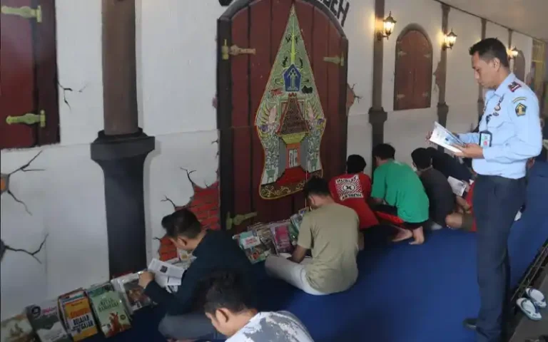 Rutan Salatiga dan Dinpersip Kota Salatiga bekerja sama untuk menyediakan layanan perpustakaan keliling khusus bagi Warga Binaan Pemasyarakatan (WBP). Layanan ini bertujuan untuk membuka wawasan, memberikan informasi, dan menjadi jendela dunia bagi WBP. Terobosan ini diharapkan dapat membangun budaya membaca dan meningkatkan pengetahuan bagi WBP.