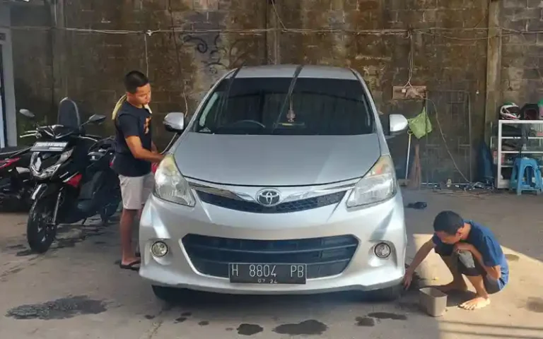 Salam Motor Car Wash di Kota Salatiga memiliki para pegawai tuna rungu wicara yang handal dalam mencuci mobil. Meskipun tidak dapat berbicara, mereka menggunakan bahasa isyarat untuk berkomunikasi. Pemilik tempat cucian mobil tersebut, Franky Sadewo Priyanggono, menyatakan bahwa para pegawainya sangat bersemangat dan cakap dalam bekerja. Meskipun terdapat keterbatasan komunikasi, mereka tetap ramah terhadap konsumen