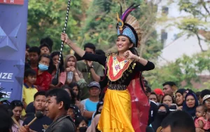 Drumblek, kesenian tradisional khas Salatiga, menghadirkan penampilan yang unik dengan menggunakan barang bekas. Polres Salatiga menggelar lomba drumblek sebagai bagian dari peringatan Hari Bhayangkara Ke-77. Lomba ini menjadi ajang untuk mempertontonkan kebolehan dan kreativitas grup drumblek dari setiap kecamatan di Salatiga.