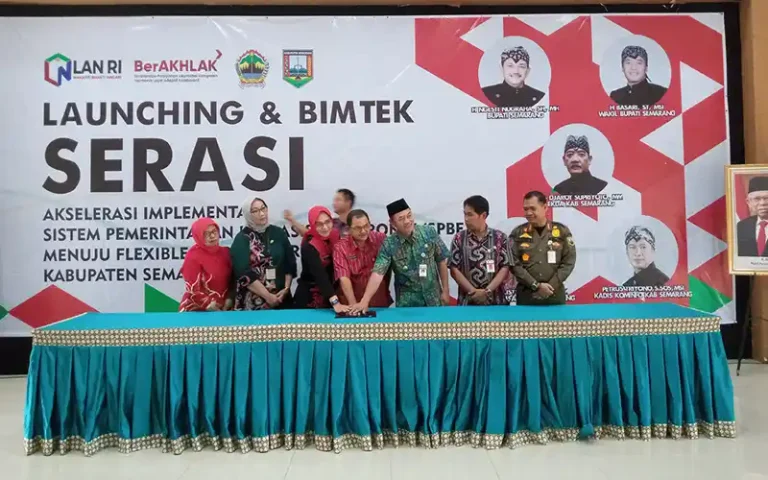 Pemerintah Kabupaten (Pemkab) Semarang terus berupaya meningkatkan Indeks Reformasi Birokrasi dengan mengimplementasikan konsep smart city dan Sistem Pemerintahan Berbasis Elektronik (SPBE). Melalui penggunaan e-Office, yang merupakan kantor digital, diharapkan pemerintah dapat dengan lebih lincah dan sigap merespon perubahan masyarakat yang semakin kompleks.