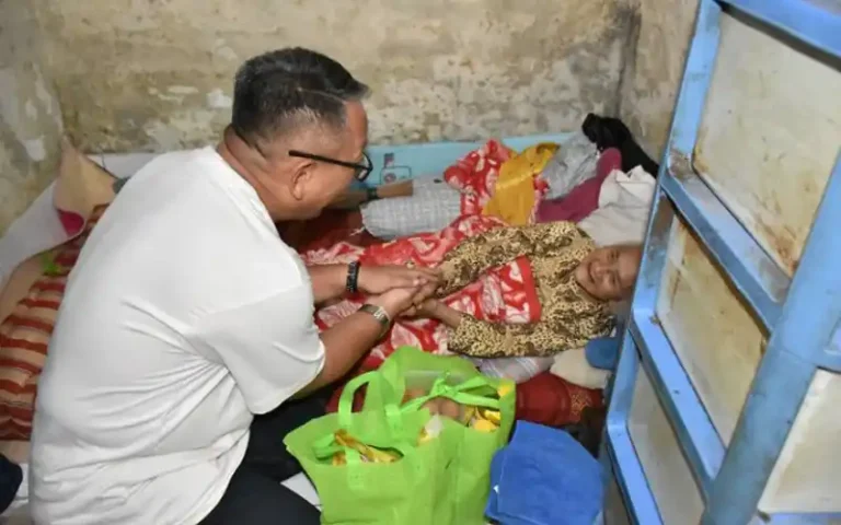 Senyum bahagia menghiasi wajah Mbah Sukiyem (87) saat dikunjungi oleh Pj Wali Kota Salatiga, Sinoeng N Rachmadi, dan istri. Mereka memberikan bantuan berupa kursi roda serta paket sembako untuk membantu Mbah Sukiyem dalam kehidupan sehari-hari. Kehadiran Pj Wali Kota ini merupakan bagian dari program tilik kampung dan super tangguh Dinas Perhubungan Salatiga.