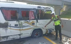 Pecah Ban, Mobil Rombongan Pengantar Calon Jemaah Haji Asal Tegal Kecelakaan di Tol Salatiga