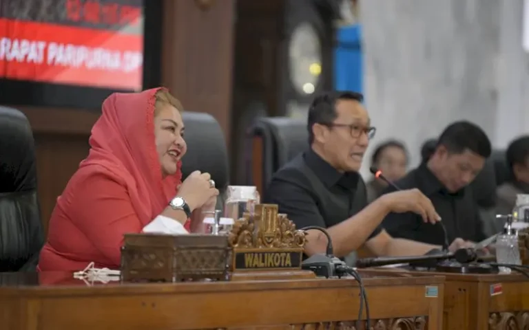 Pemerintah Kota Semarang berkomitmen dalam memperbaiki sarana prasarana dan infrastruktur di Ibu Kota Jawa Tengah untuk meningkatkan industri dan mempermudah aktivitas masyarakat. Perbaikan infrastruktur tersebut meliputi perbaikan akses jalan dan pengendalian banjir. Walikota Semarang, Hevearita Gunaryanti Rahayu, menjelaskan bahwa sebagian jalan yang dikelola oleh Kementerian PUPR sedang dalam proses perbaikan, seperti Jalan Raya Mangkang dan peningkatan jembatan tol di Kaligawe.