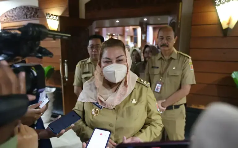 Wali Kota Semarang, Hevearita Gunaryanti Rahayu, dan Pemerintah Kota Semarang mengambil langkah antisipasi musim kemarau panjang dan dampak El Nino. Penanganan yang dilakukan mencakup pemasangan pipa resapan di Kelurahan Sendangmulyo dan Jabungan serta penanaman pohon di Kota Semarang.