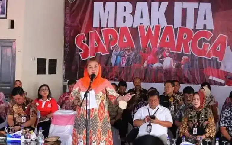 Wali Kota Semarang, Hevearita Gunaryanti Rahayu, melaksanakan kegiatan Mbak Ita Sapa Warga di Kelurahan Sumurboto, Banyumanik, sebagai bagian dari program kunjungan langsung untuk mendengarkan aspirasi masyarakat. Kegiatan ini merupakan inisiatif Pemerintah Kota Semarang guna memberikan dukungan dan pelayanan kepada masyarakat secara langsung.