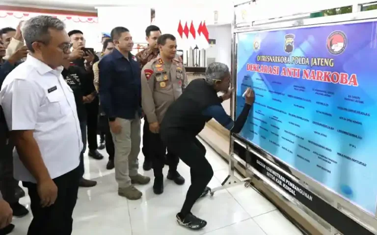 Pemerintah Provinsi Jawa Tengah mendukung kolaborasi antara berbagai pihak dalam mencegah peredaran dan penyalahgunaan narkoba. Kolaborasi tersebut mencakup Kampung Tangguh Antinarkoba yang dicanangkan oleh Polda Jateng, Desa Bersih Narkoba (Bersinar) yang digagas oleh Badan Narkotika Nasional (BNN), dan gerakan Jogo Tonggo yang diinisiasi oleh Pemprov Jateng.