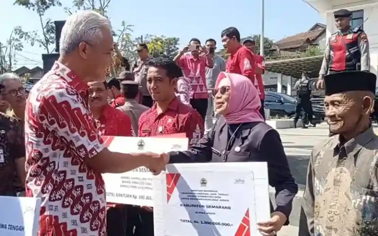 Pemerintah Provinsi Jawa Tengah memberikan bantuan keuangan setiap tahun kepada pemerintah desa dengan tujuan meningkatkan kesejahteraan masyarakat melalui pembangunan fisik dan nonfisik. Salah satunya di Desa Leyangan, Ungaran Timur, Kabupaten Semarang, anggaran dana desa dari Pemprov Jateng digunakan untuk membangun ruang terbuka hijau (RTH) publik. RTH publik ini diresmikan oleh Gubernur Jateng Ganjar Pranowo pada tanggal 31 Mei 2022.
