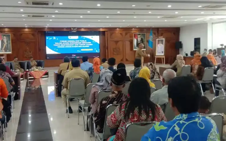 Kecepatan penanganan aduan masyarakat membantu meningkatkan kualitas pelayanan RSUD Salatiga. Pj Wali Kota Salatiga mengapresiasi upaya RSUD dalam memberikan pelayanan terbaik, termasuk keramahan dan penerapan standar operasional pelayanan. Direktur RSUD Kota Salatiga menekankan peran serta masyarakat dalam percepatan peningkatan mutu pelayanan melalui koordinasi dan layanan aduan online.