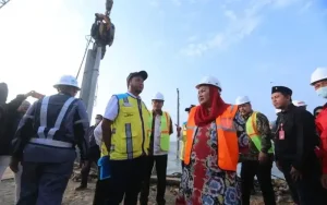 Pemerintah Kota Semarang dan BBWS Pamali Juana mempercepat proyek pengendalian banjir dan rob di Kawasan Tambak Lorok tahap II melalui pemasangan sheet pile. Progress pembangunan mencapai 18,6% pada pekan ke-28, melebihi target awal sebesar 16,9%. Temukan informasi tentang kemajuan proyek ini, upaya percepatan, dan kolaborasi antara pemerintah dan Kementerian PUPR melalui BBWS Pamali-Juana