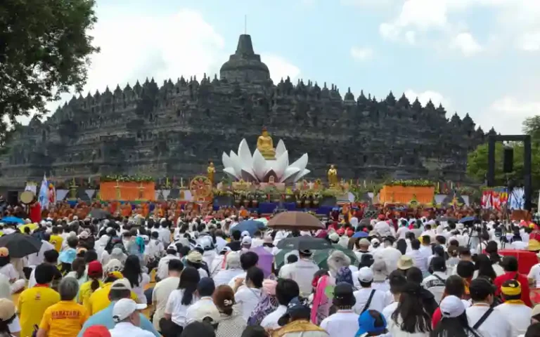 Puncak perayaan hari Waisak 2567 Buddhis Era (BE) di Candi Borobudur, dihadiri oleh 4.500 umat Buddha. Gong berdentang tiga kali, mengingatkan tiga peristiwa penting dalam kehidupan Buddha Gotama. Ribuan umat Buddha bersikap anjali, meditasi, dan melaksanakan ritual pemercikan air suci. Infrastruktur yang memadai meningkatkan kekhusyukan perayaan ini. Dalam rangkaian Waisak, tema besar Waisak 2023 adalah aktualisasi ajaran Buddha dalam kehidupan sehari-hari. Harapan untuk lebih banyak umat Buddha merayakan Waisak di tahun depan dan masyarakat Indonesia menjaga toleransi yang harmonis.