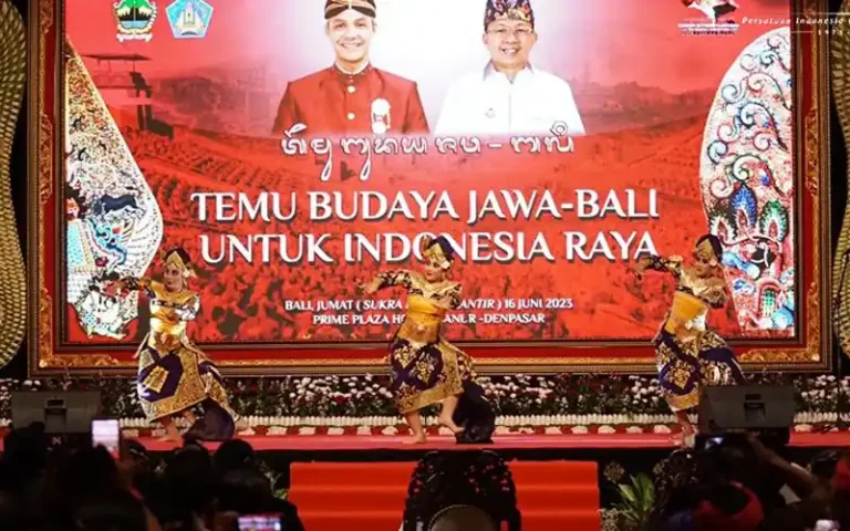 Penampilan enam penari Gambyong yang memukau dan tiga penari Bali yang tak kalah menakjubkan, menghadirkan simbol kerja sama budaya Jawa-Bali. Gubernur Jawa Tengah, Ganjar Pranowo, dan Gubernur Bali, I Wayan Koster, memperkuat hubungan antara kedua budaya yang memiliki kesamaan sejarah, tradisi, seni, dan nilai-nilai budaya.