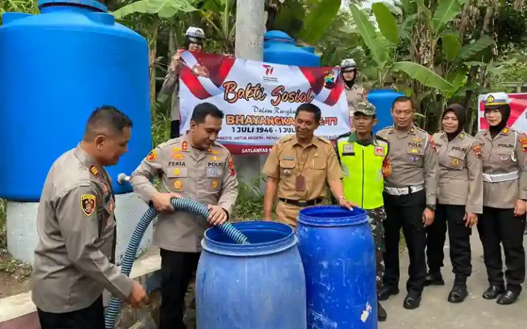 Polres Salatiga, sebagai bentuk pengabdian Polri kepada masyarakat, melaksanakan kegiatan bakti sosial (Baksos-Bansos) dengan menyediakan pasokan air bersih bagi warga Watubelang, Noborejo Argomulyo. Selain itu, juga dilakukan penyaluran 34 paket sembako kepada warga kurang mampu.