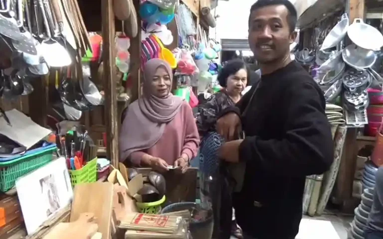 Sehari menjelang perayaan kurban sejumlah peralatan untuk membuat sate seperti tusuk sate, arang, panggangan yang berada di Pasar Raya 1 Kota Salatiga Jawa Tengah kini diburu pembeli.