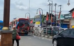 Satlantas Polres Semarang berencana menerapkan sistem satu arah di Jalan Jenderal Sudirman Ambarawa, Kabupaten Semarang, untuk mengatasi kemacetan yang sering terjadi di depan Pasar Projo Ambarawa. Uji coba akan dilakukan pada bulan Juni ini, dan hasilnya akan dievaluasi sebelum dilanjutkan dengan koordinasi bersama dinas perhubungan.