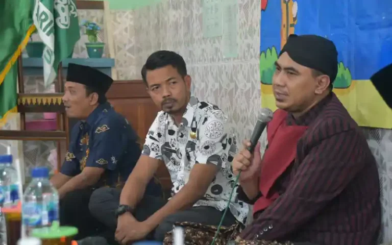 Dengan hibah insentif pengajar keagamaan dari Pemerintah Provinsi Jawa Tengah, pendidikan keagamaan di Jateng semakin maju. Kabid Pendidikan Madrasah Kanwil Kemenag Jateng mengakui manfaat hibah tersebut, sementara Wakil Gubernur Jawa Tengah, Taj Yasin Maimoen, menekankan pentingnya perhatian terhadap sekolah-sekolah berbasis agama sebagai pilar pembangunan keagamaan. Temukan informasi lengkap mengenai hibah ini dan upaya pemerintah untuk terus mendukung pendidikan keagamaan di Jateng