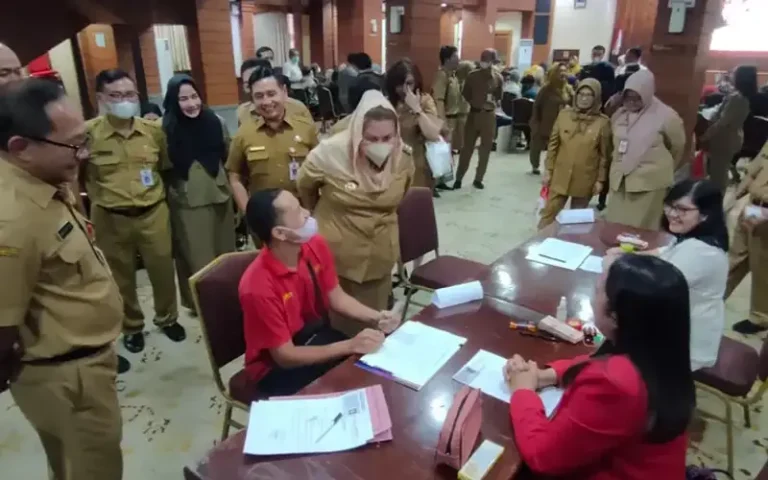 Wali Kota Semarang, Hevearita Gunaryanti Rahayu, dan Dinas Sosial Kota Semarang memberikan Bantuan Langsung Tunai (BLT) Dana Bagi Hasil Cukai Hasil Tembakau (DBHCHT) kepada 1.666 buruh pabrik rokok di Kota Semarang. Wali Kota berharap bantuan ini dapat membantu para pekerja memenuhi kebutuhan sehari-hari dan mengajak mereka untuk memerangi penyebaran rokok ilegal guna meningkatkan manfaat dari pajak cukai untuk masyarakat.