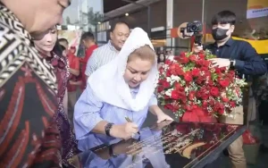 Wali Kota Semarang, Hevearita Gunaryanti Rahayu, menekankan pentingnya kemudahan perizinan di seluruh dinas terkait, bukan hanya pada Dinas Penanaman Modal dan Perizinan Terpadu Satu Pintu (DPMPTSP). Ia meminta semua pihak terlibat saling mendukung, berkomunikasi, dan siap mencari solusi jika terjadi permasalahan.