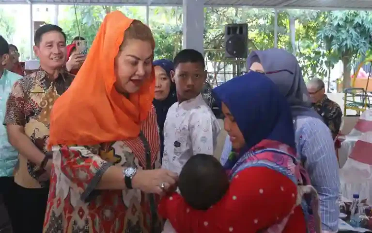 Wali Kota Semarang, Hevearita Gunaryanti Rahayu, turun langsung ke lapangan melalui program "Mbak Ita Sapa Warga" untuk mendengarkan masalah pembangunan yang dihadapi oleh masyarakat. Program ini melibatkan Organisasi Perangkat Daerah (OPD) dalam mencari solusi dan menyelesaikan masalah di wilayah masing-masing.