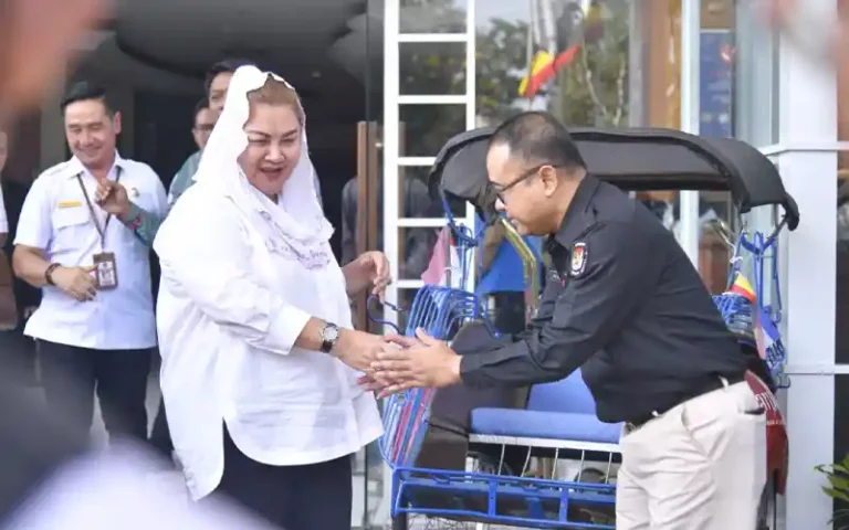 Wali Kota Semarang, Hevearita Gunaryanti Rahayu, berkomitmen untuk mensosialisasikan pemilihan umum kepada masyarakat. Dalam rapat pleno terbuka rekapitulasi dan penetapan daftar pemilih tetap tingkat Kota Semarang, ia menekankan pentingnya peningkatan partisipasi pemilih untuk memilih calon-calon yang dapat mewakili kepentingan rakyat. Mbak Ita, sapaan akrabnya, juga menjelaskan bahwa sosialisasi bukan hanya untuk memberikan pemahaman kepada masyarakat, tetapi juga untuk menjaga kondusifitas Pemilu dan mencegah benturan-benturan akibat perbedaan pandangan atau partai politik.
