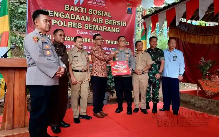 Warga Dusun Jeporo, Desa Kemambang, Kecamatan Banyubiru, Kabupaten Semarang kini dapat menikmati air bersih tanpa perlu berebut dengan sesama warga. Dengan hadirnya tandon berkapasitas 2.500 liter yang mengalirkan air langsung dari mata air Sembung di atasnya, kebutuhan air warga dapat terpenuhi. Kepala Desa Kemambang, Heru Susanto, menjelaskan bahwa pembangunan tandon air ini merupakan inisiatif dari Polres Semarang dalam rangka HUT ke-77 Bhayangkara.