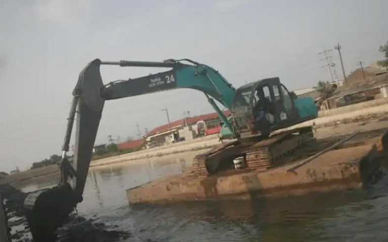 Pemerintah Kota Semarang telah melakukan upaya serius dalam penanganan banjir yang merata di berbagai wilayah. Pengerukan Kali Semarang dilakukan sebagai langkah konkret, bekerja sama antara DPU Kota Semarang dan BBWS Pemali-Juana. Selain itu, perbaikan tanggul jebol dan normalisasi sungai juga telah dilakukan.
