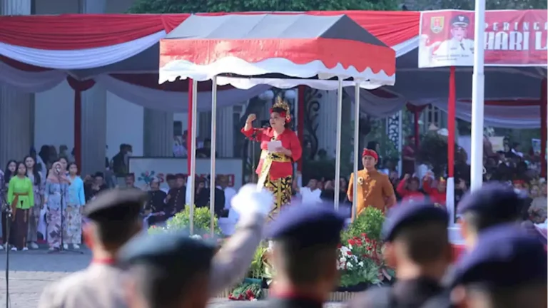 Wali Kota Semarang, Hevearita Gunaryanti Rahayu, menyoroti pentingnya hidup rukun dalam perbedaan di Indonesia. Pada peringatan Hari Lahir Pancasila, beliau menekankan bahwa keberagaman merupakan kodrat bangsa Indonesia. Dengan memegang teguh Pancasila, UUD 1945, dan semangat Bhinneka Tunggal Ika, kita dapat mengatasi tantangan yang mengancam persatuan